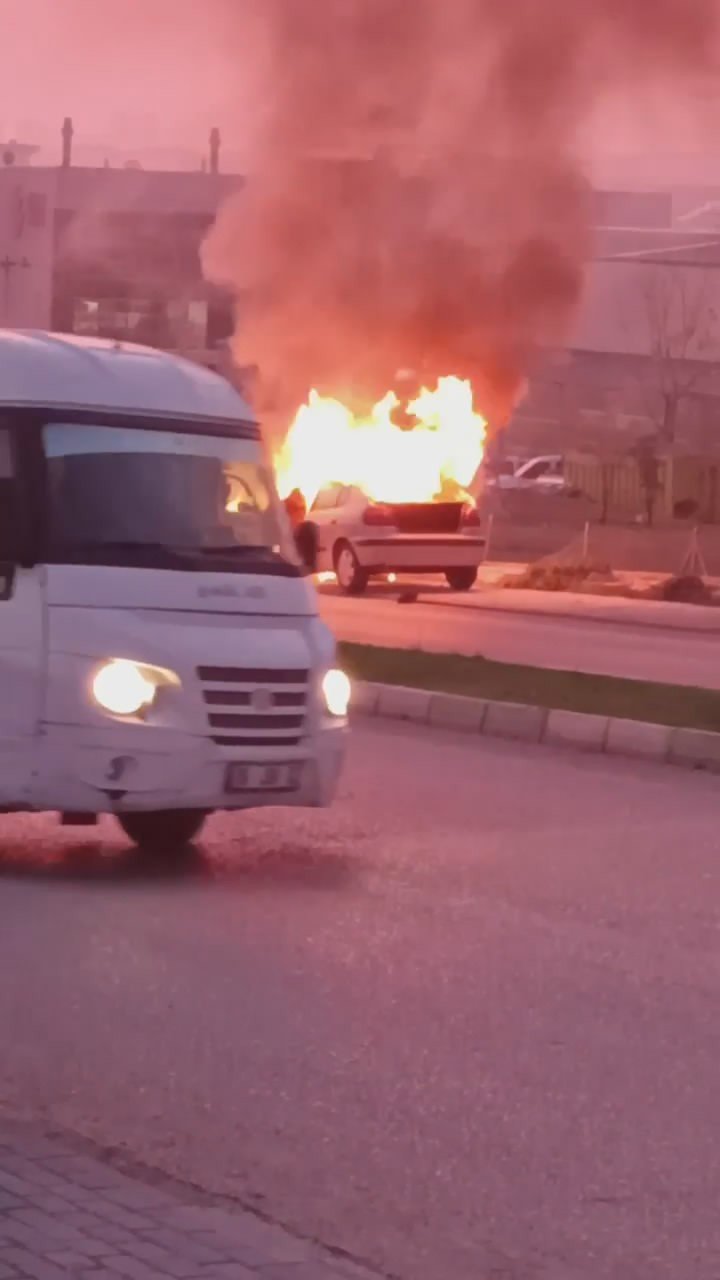 Bursa’da bir otomobil alev alev yandı