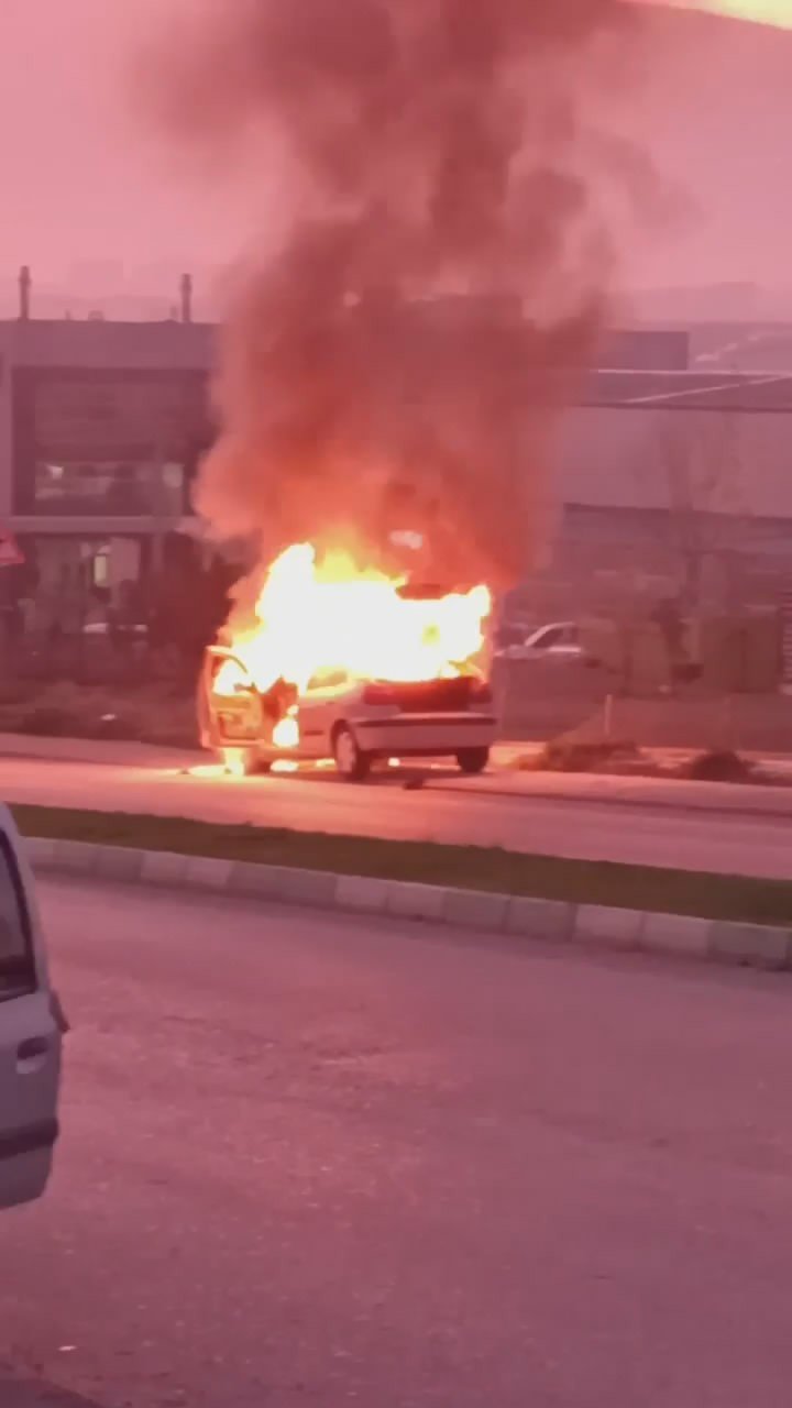 Bursa’da bir otomobil alev alev yandı