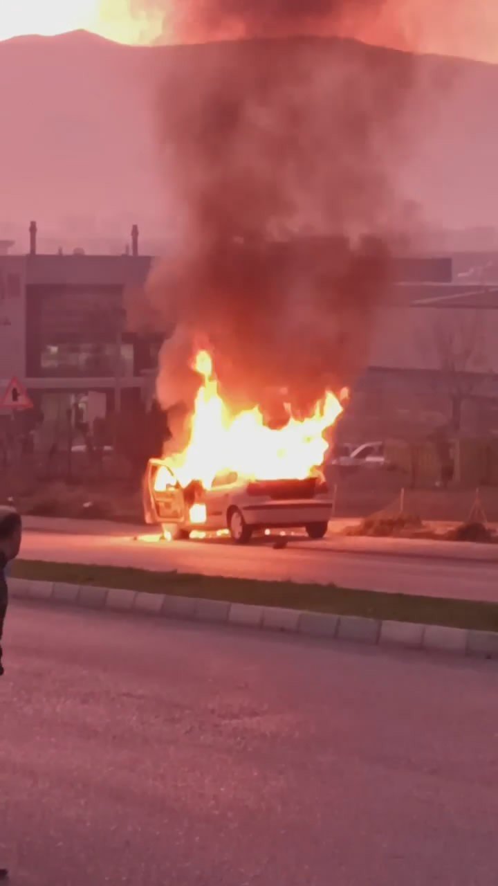 Bursa’da bir otomobil alev alev yandı