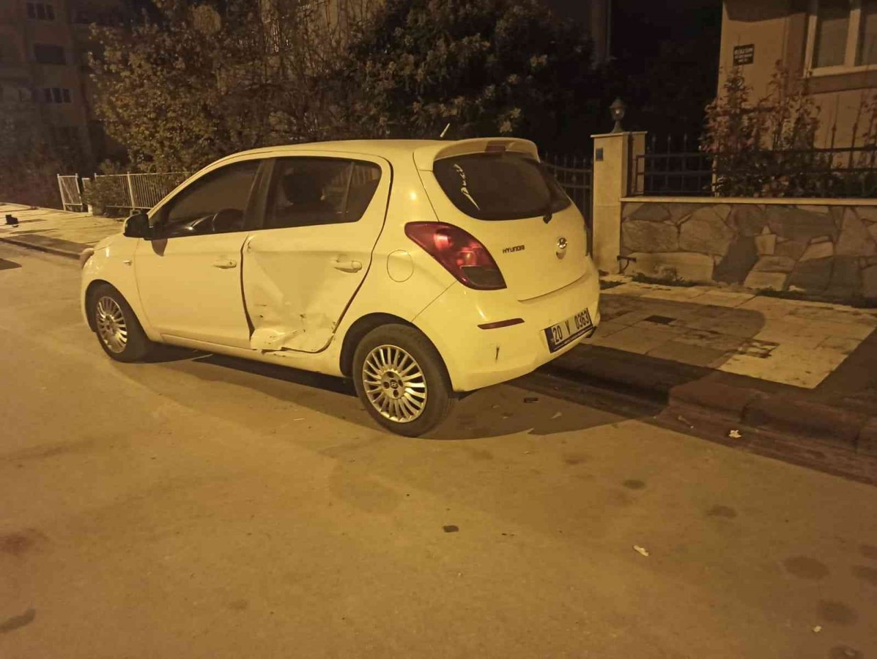 Kontrolden çıkan araç park halindeki 4 araca çarptıktan sonra kaçtı