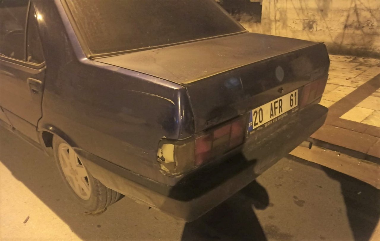 Kontrolden çıkan araç park halindeki 4 araca çarptıktan sonra kaçtı