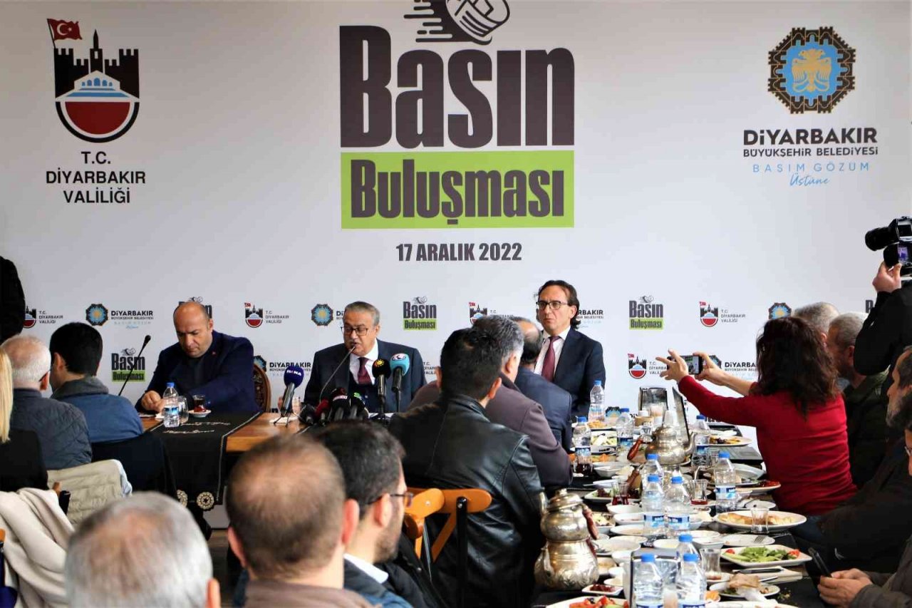 Vali Su, basın mensuplarıyla bir araya geldi