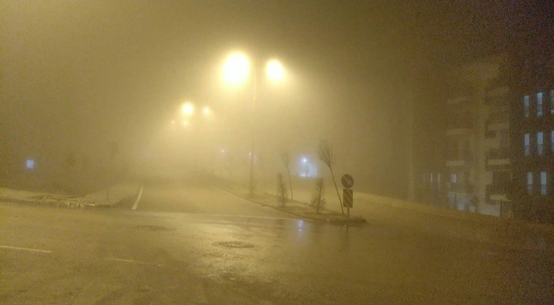 Elazığ’da gece saatlerinde yoğun sis: Görüş mesafesi 10 metreye kadar düştü