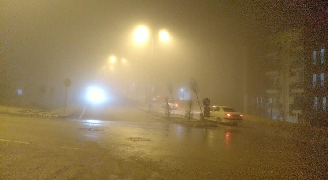 Elazığ’da gece saatlerinde yoğun sis: Görüş mesafesi 10 metreye kadar düştü