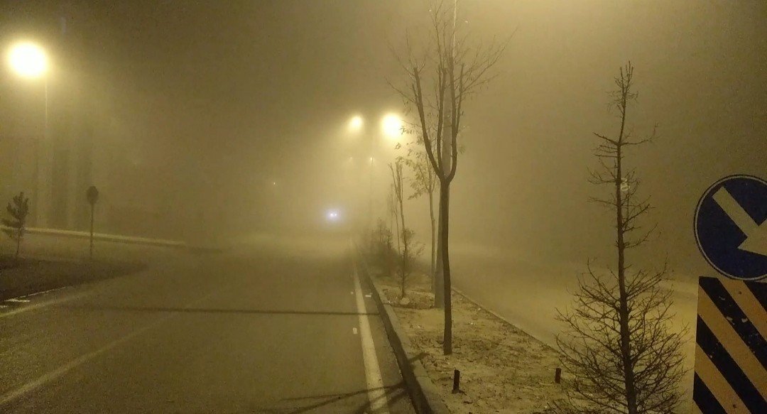 Elazığ’da gece saatlerinde yoğun sis: Görüş mesafesi 10 metreye kadar düştü