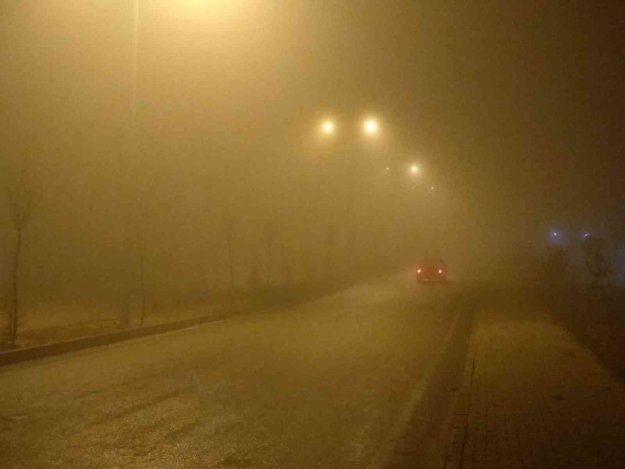 Elazığ’da gece saatlerinde yoğun sis: Görüş mesafesi 10 metreye kadar düştü