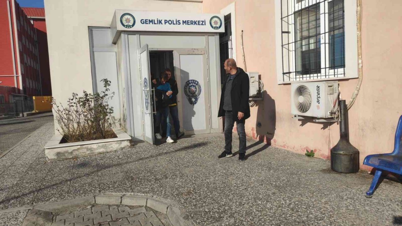 Gemik’te 10 aracın camını hırsızlık için kıran zanlılar tutuklandı