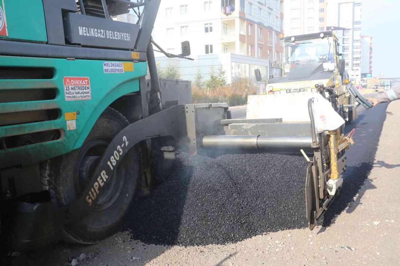 Melikgazi Belediyesi asfalt çalışmalarına hız kesmeden devam ediyor