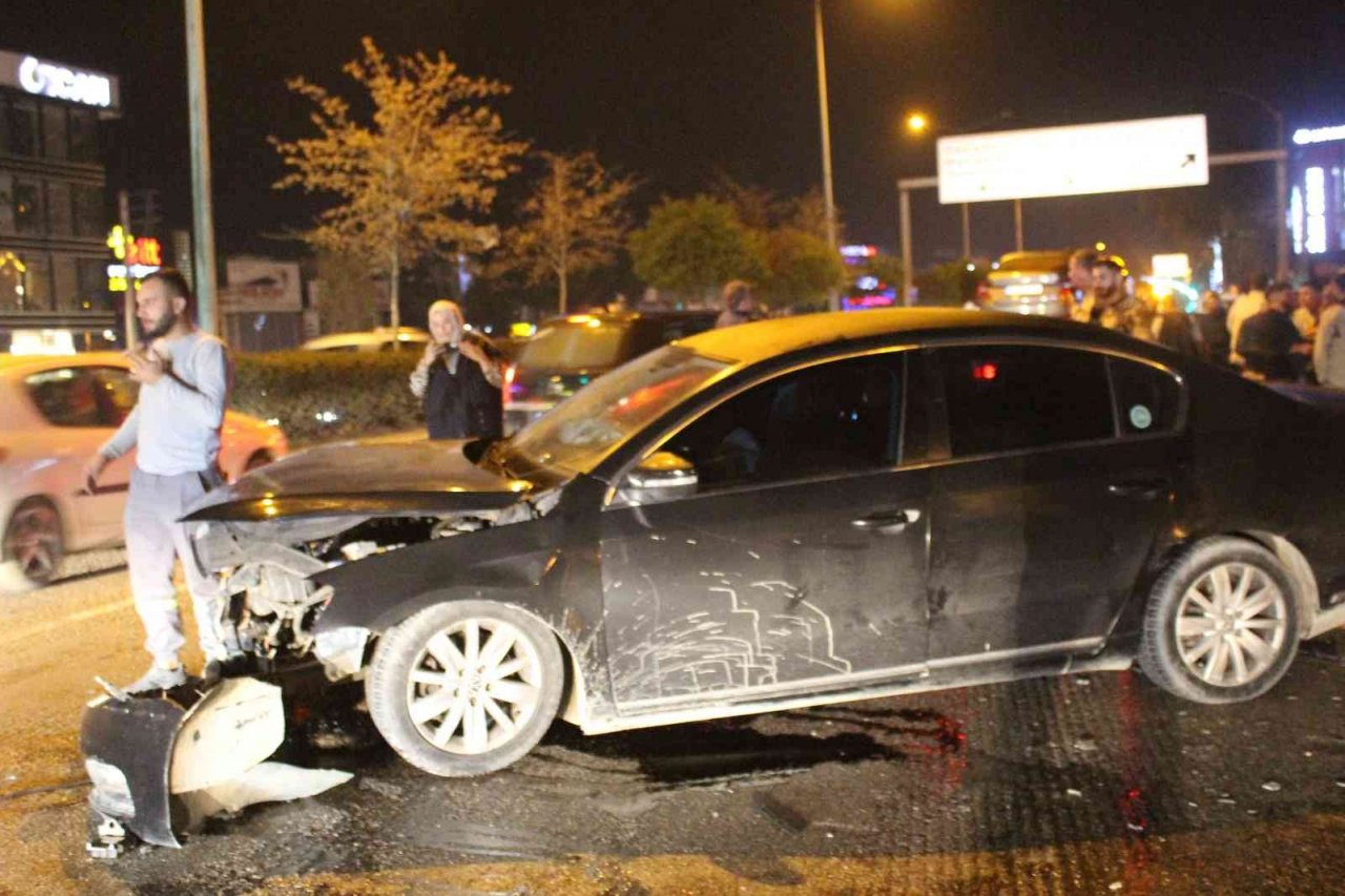 Ehliyetsiz sürücünün çarptığı araç gazinoya girdi: 5 yaralı