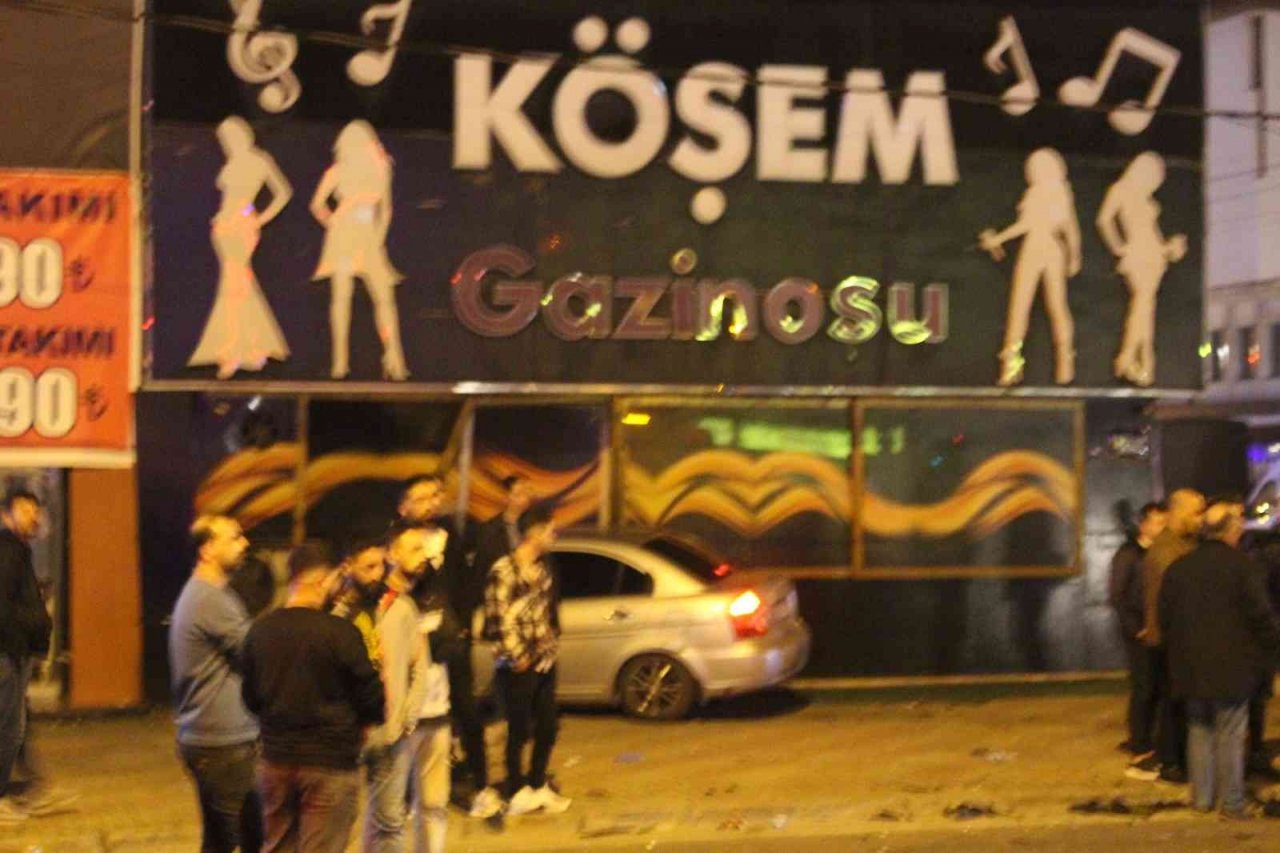 Ehliyetsiz sürücünün çarptığı araç gazinoya girdi: 5 yaralı