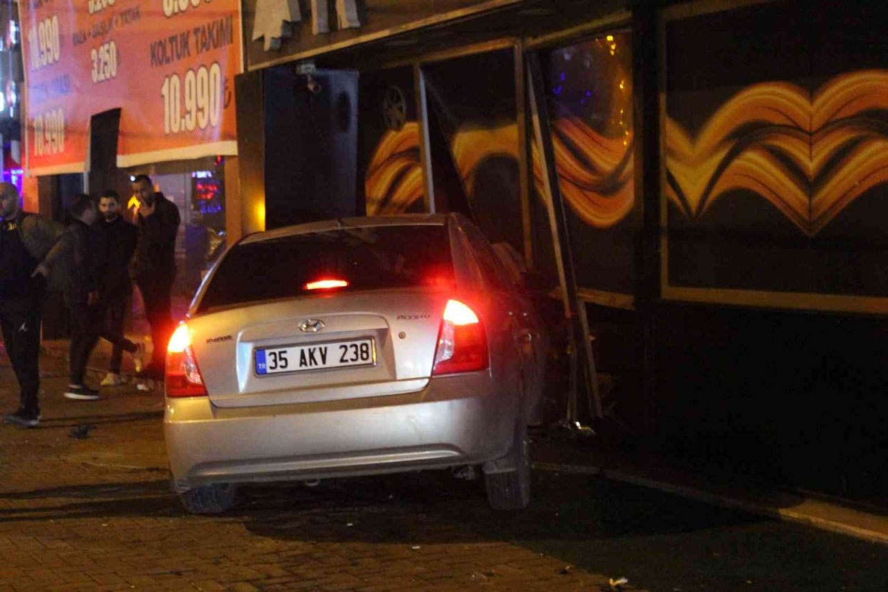 Ehliyetsiz sürücünün çarptığı araç gazinoya girdi: 5 yaralı