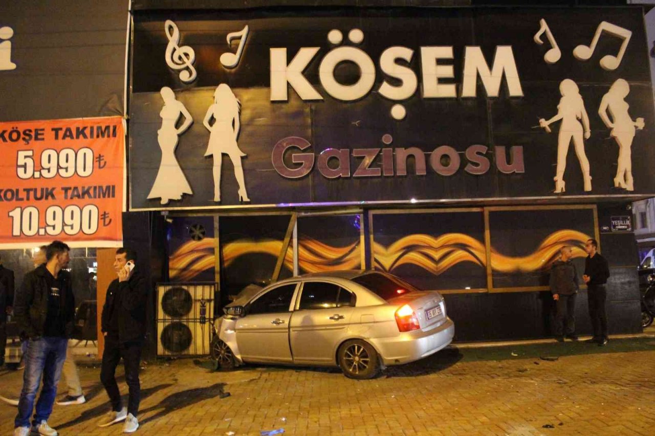 Ehliyetsiz sürücünün çarptığı araç gazinoya girdi: 5 yaralı