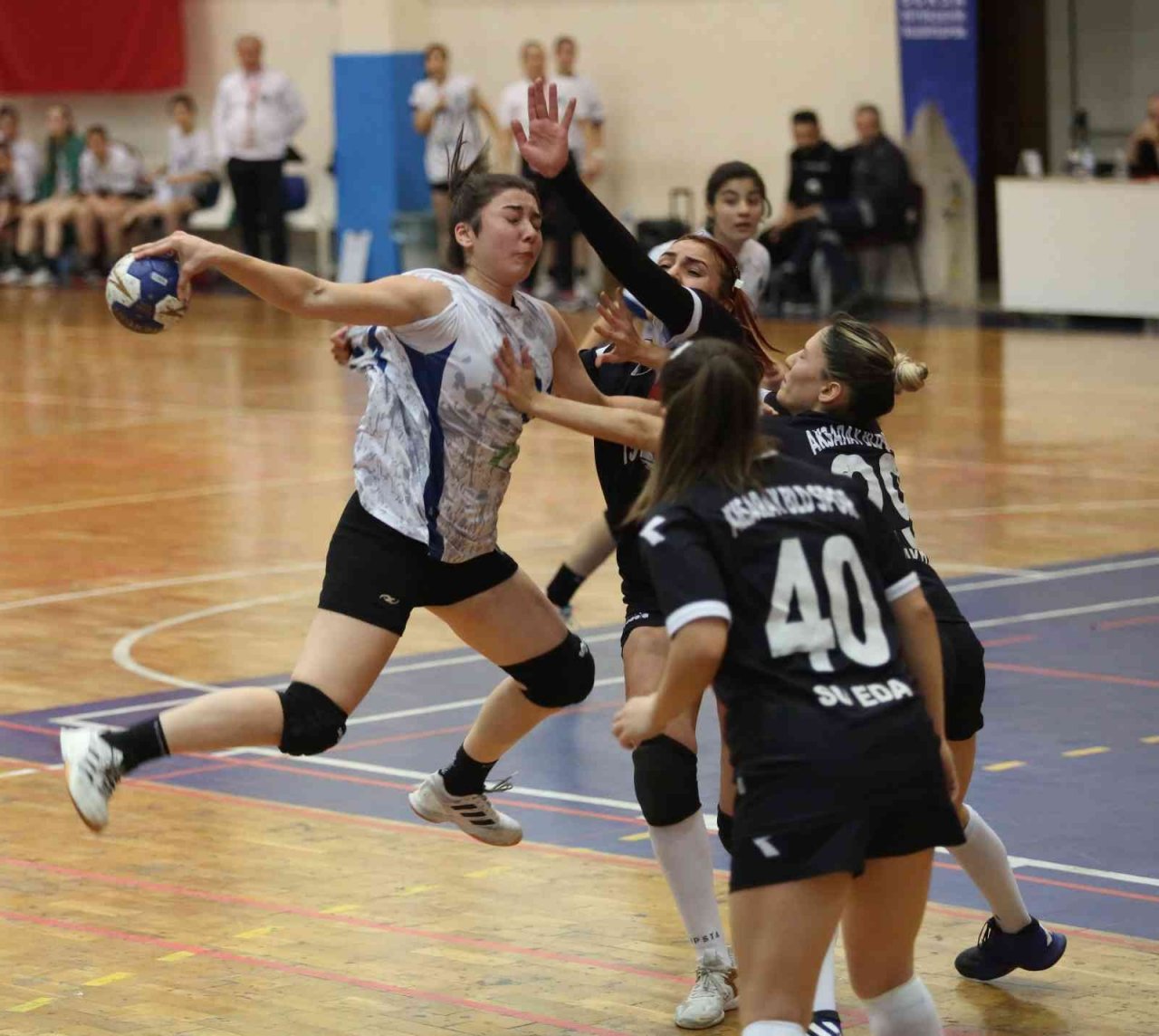 Bursa Büyükşehir Belediyespor sahasında takipçisi Aksaray Belediyespor’uda mağlup etti