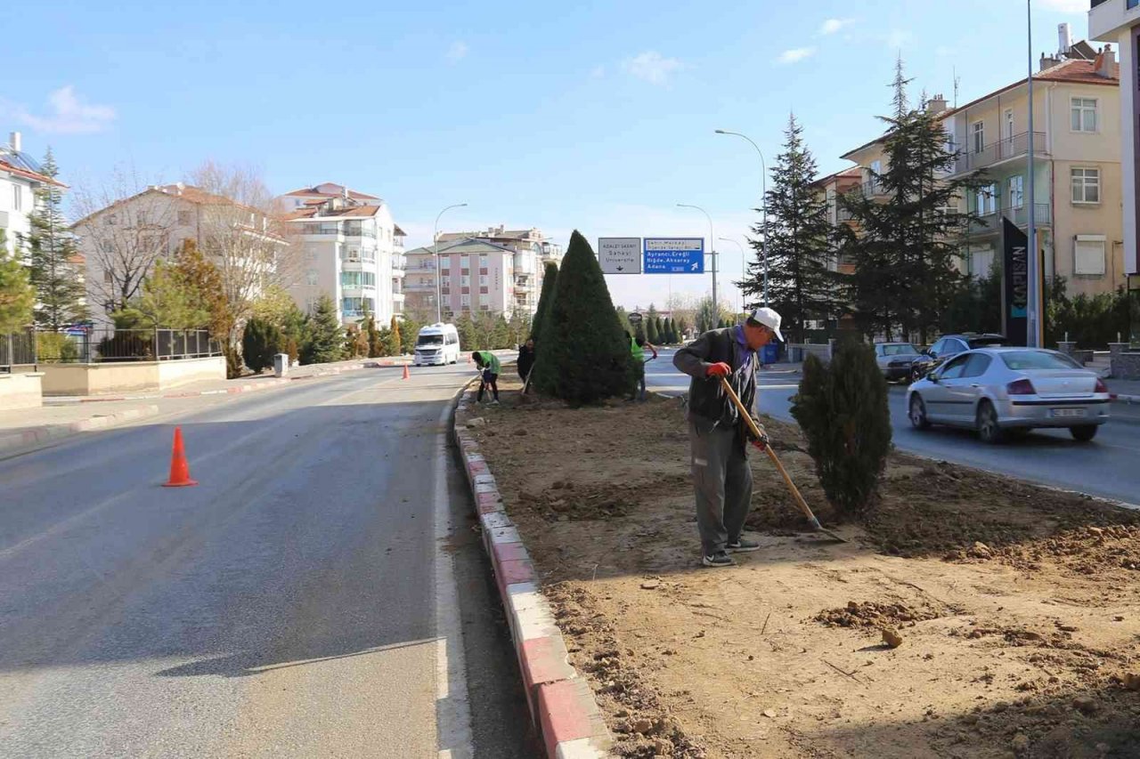 Karaman Belediyesinin asfalt, kaldırım ve park çalışmaları devam ediyor