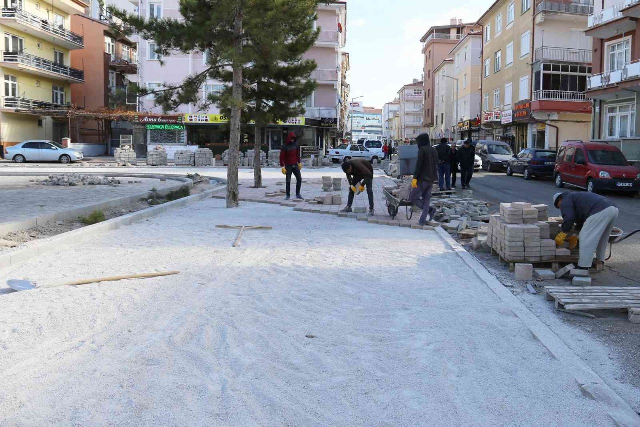 Karaman Belediyesinin asfalt, kaldırım ve park çalışmaları devam ediyor