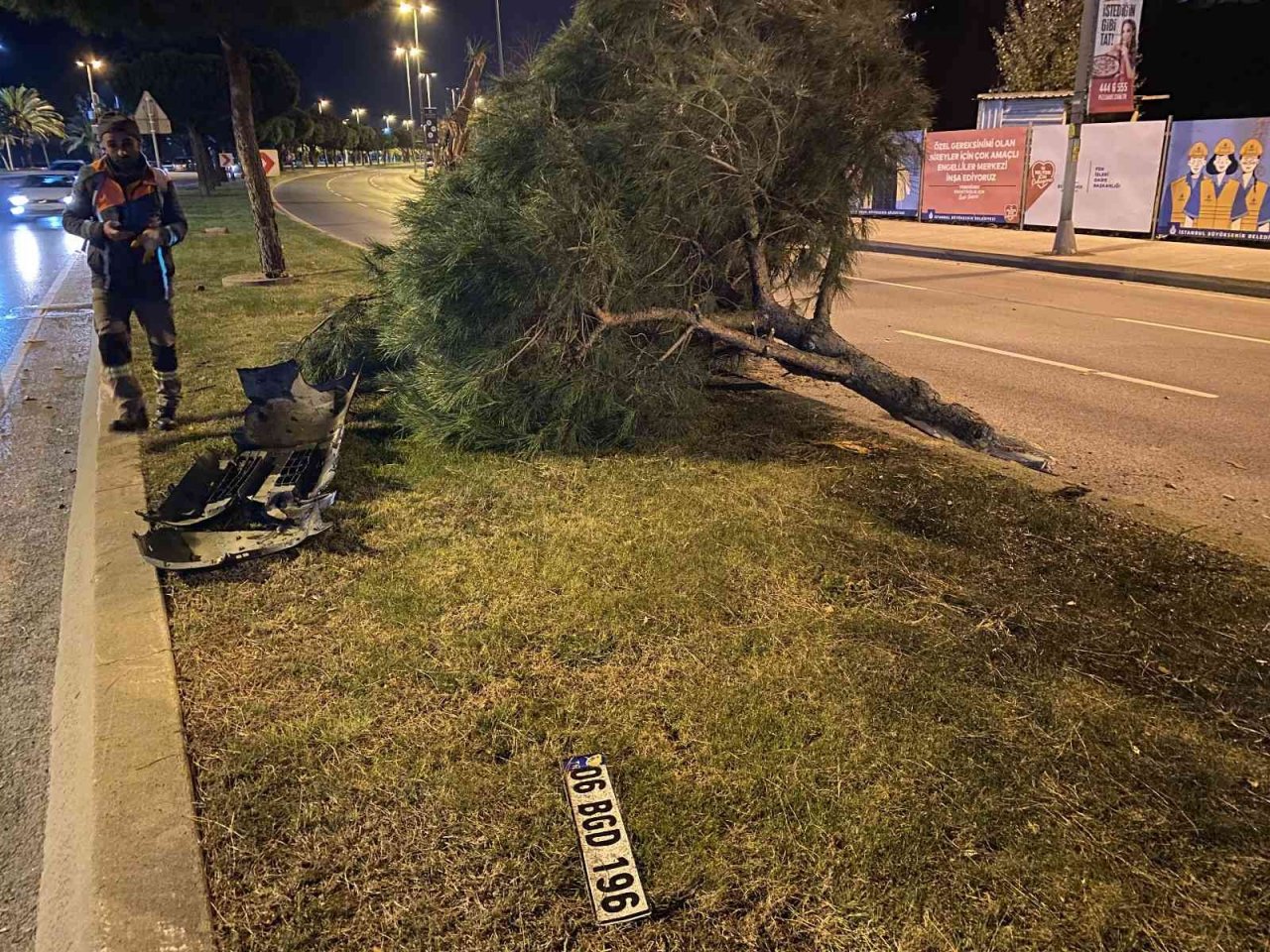 Ağaca çarpıp takla atan aracın sürücüsü olay yerinden kaçtı