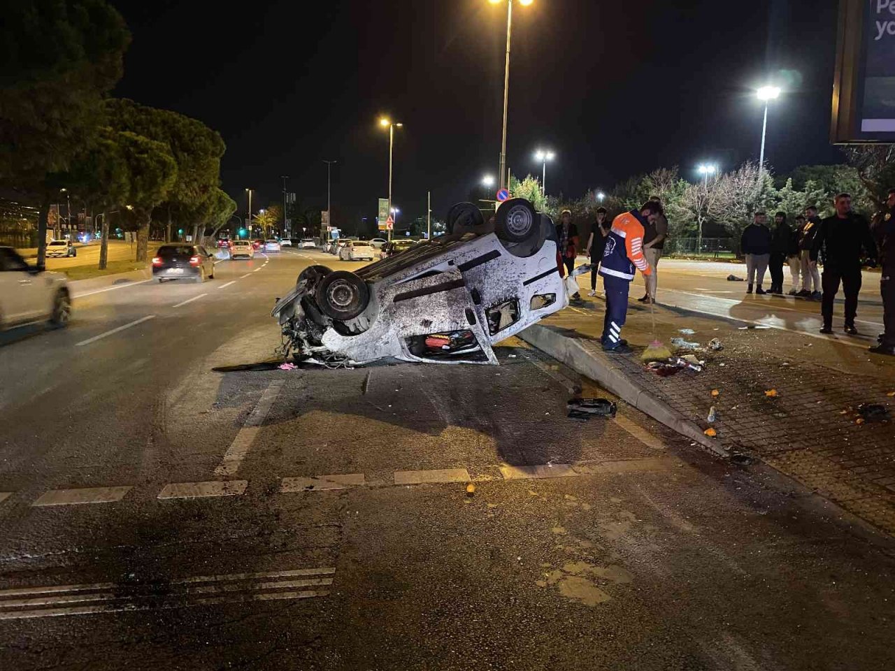 Ağaca çarpıp takla atan aracın sürücüsü olay yerinden kaçtı