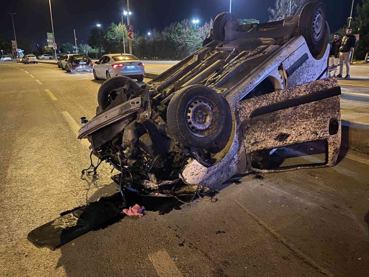 Ağaca çarpıp takla atan aracın sürücüsü olay yerinden kaçtı