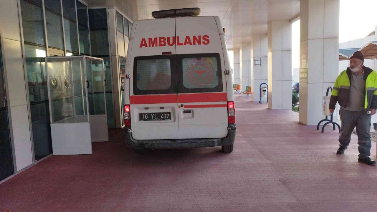 Zeytin işçilerini taşıyan minibüse tır çarptı; 2’si ağır 8 yaralı