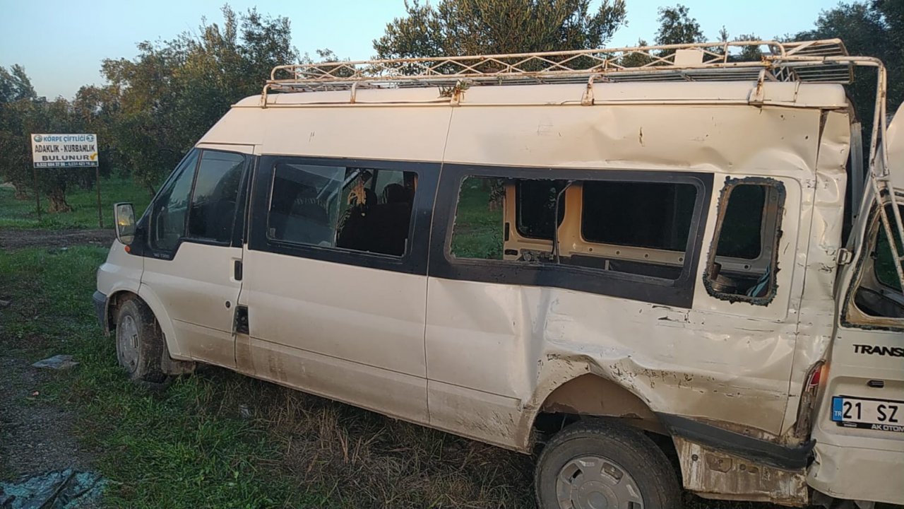 Zeytin işçilerini taşıyan minibüse tır çarptı; 2’si ağır 8 yaralı
