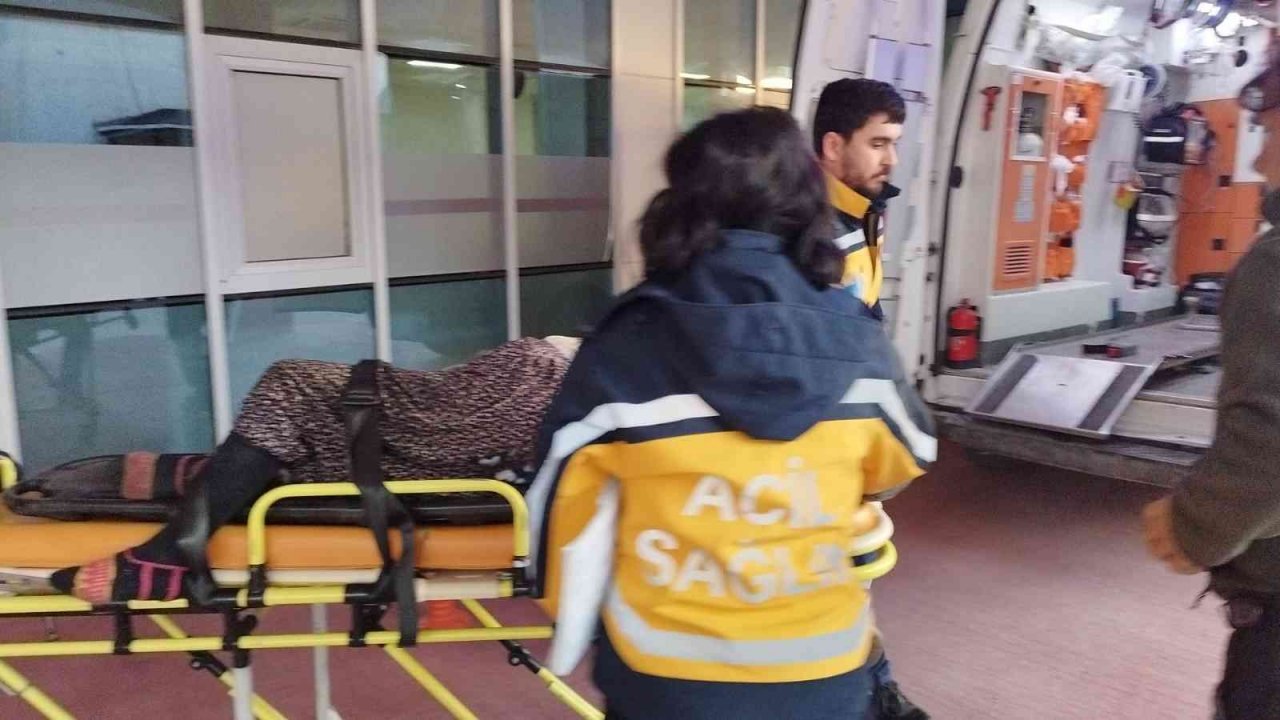 Zeytin işçilerini taşıyan minibüse tır çarptı; 2’si ağır 8 yaralı