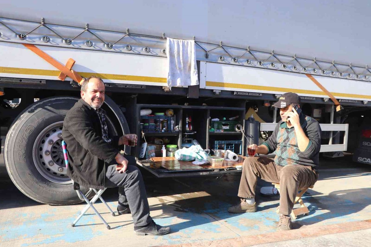 Rusya ile gemi trafiği yavaşladı, tırlar Samsun’da yığıldı