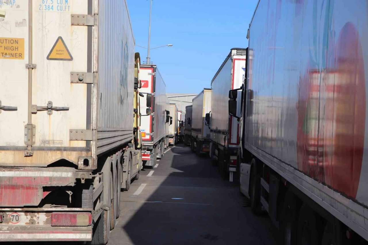 Rusya ile gemi trafiği yavaşladı, tırlar Samsun’da yığıldı