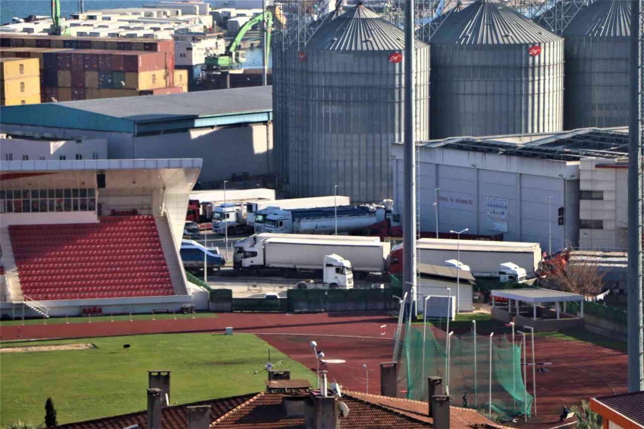 Rusya ile gemi trafiği yavaşladı, tırlar Samsun’da yığıldı