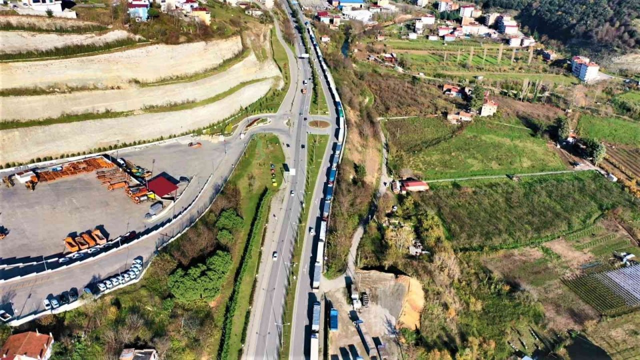 Rusya ile gemi trafiği yavaşladı, tırlar Samsun’da yığıldı