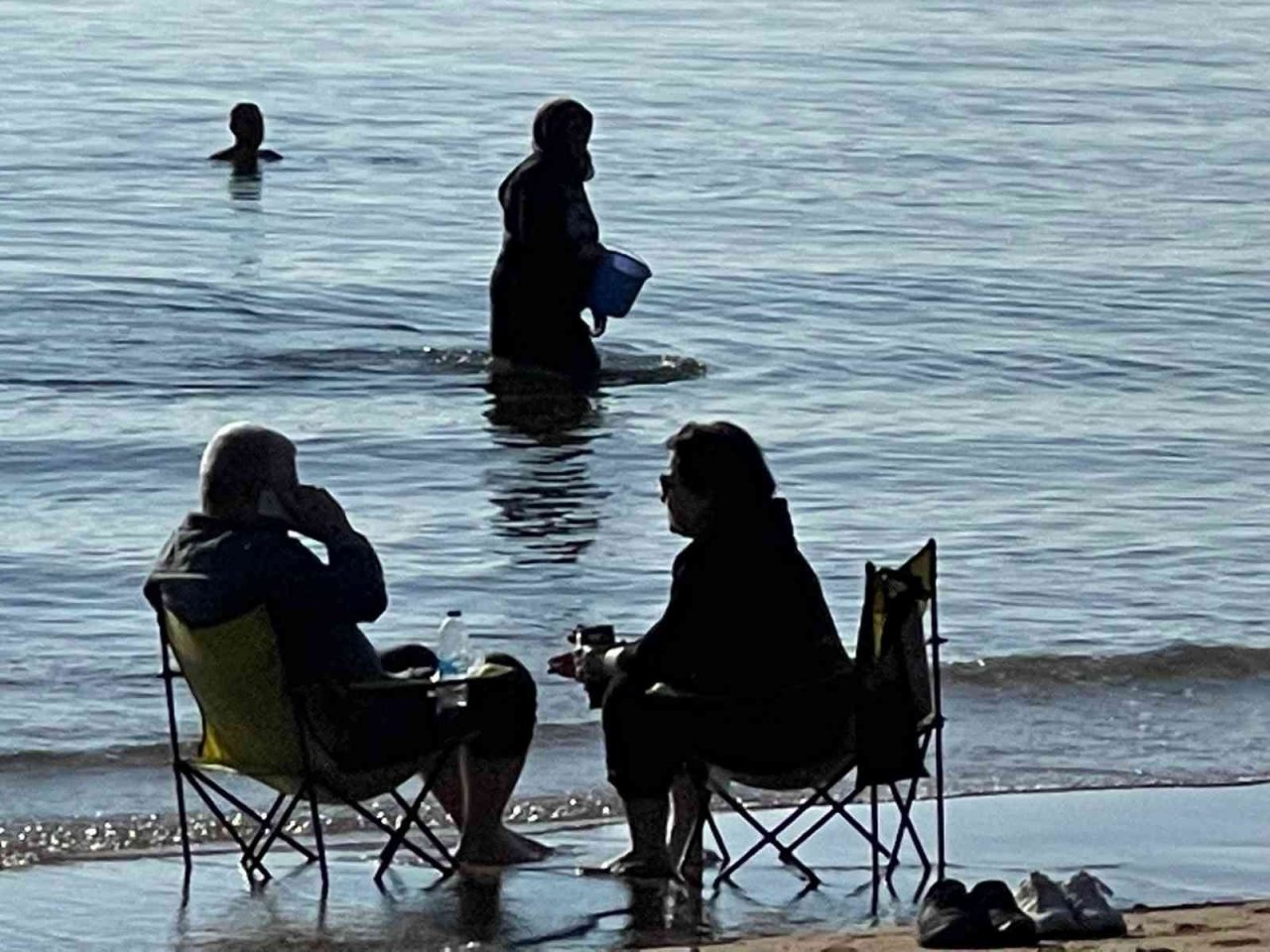 Antalya’da aralık ayının ortasında deniz keyfi