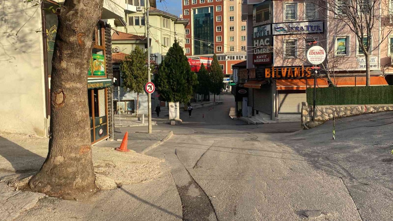 Cipin yaşlı kadına çarparak altına alma anı kameralarda