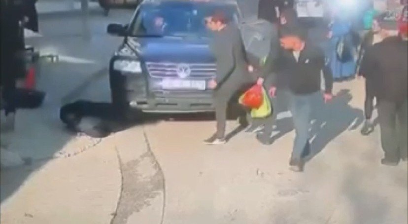 Cipin yaşlı kadına çarparak altına alma anı kameralarda