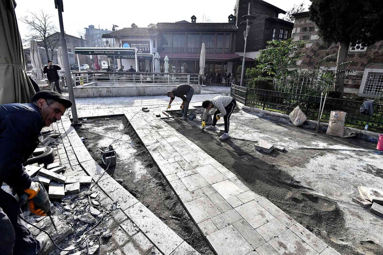 Abdal Camii çevresinde zemin yenileniyor