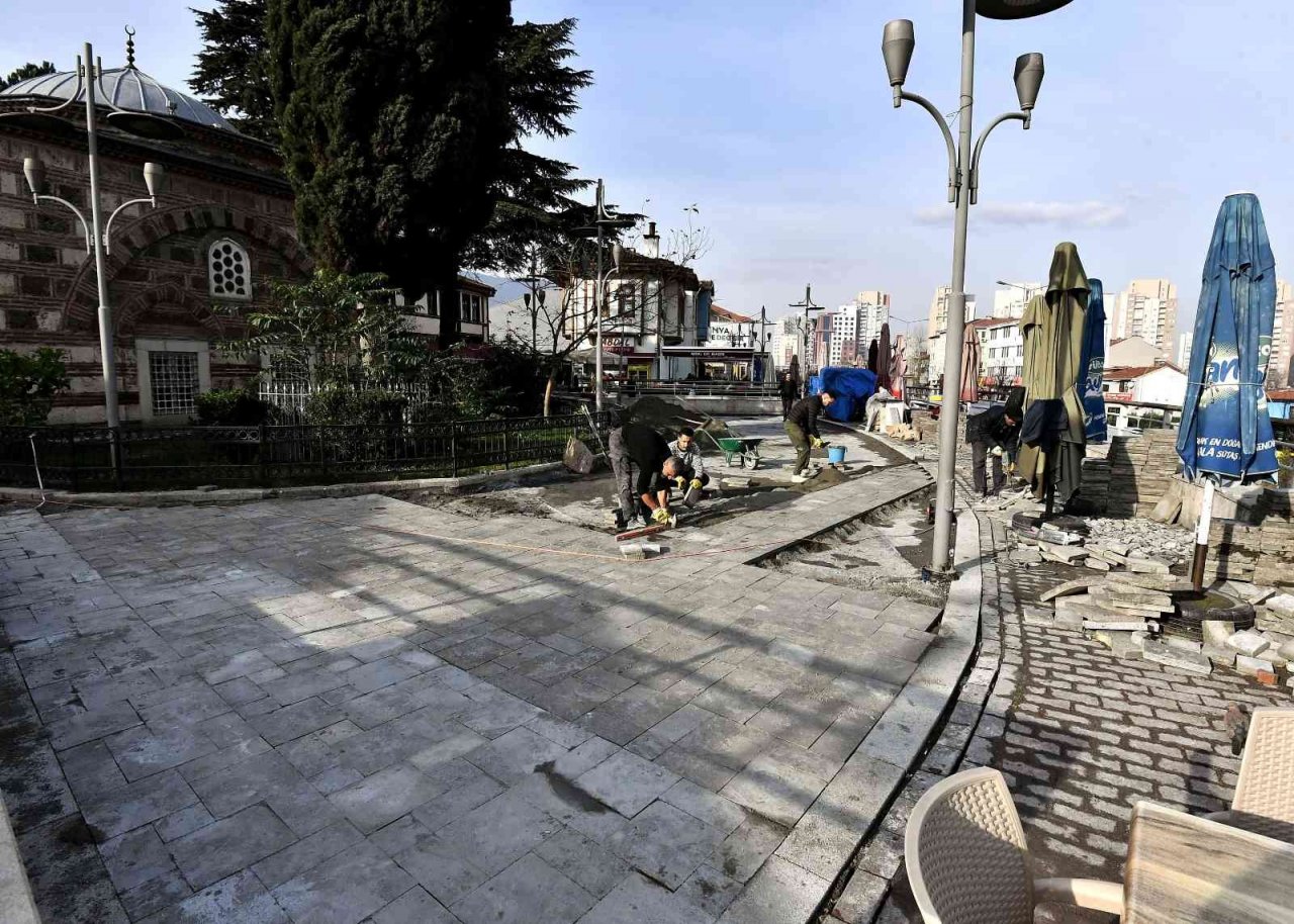 Abdal Camii çevresinde zemin yenileniyor