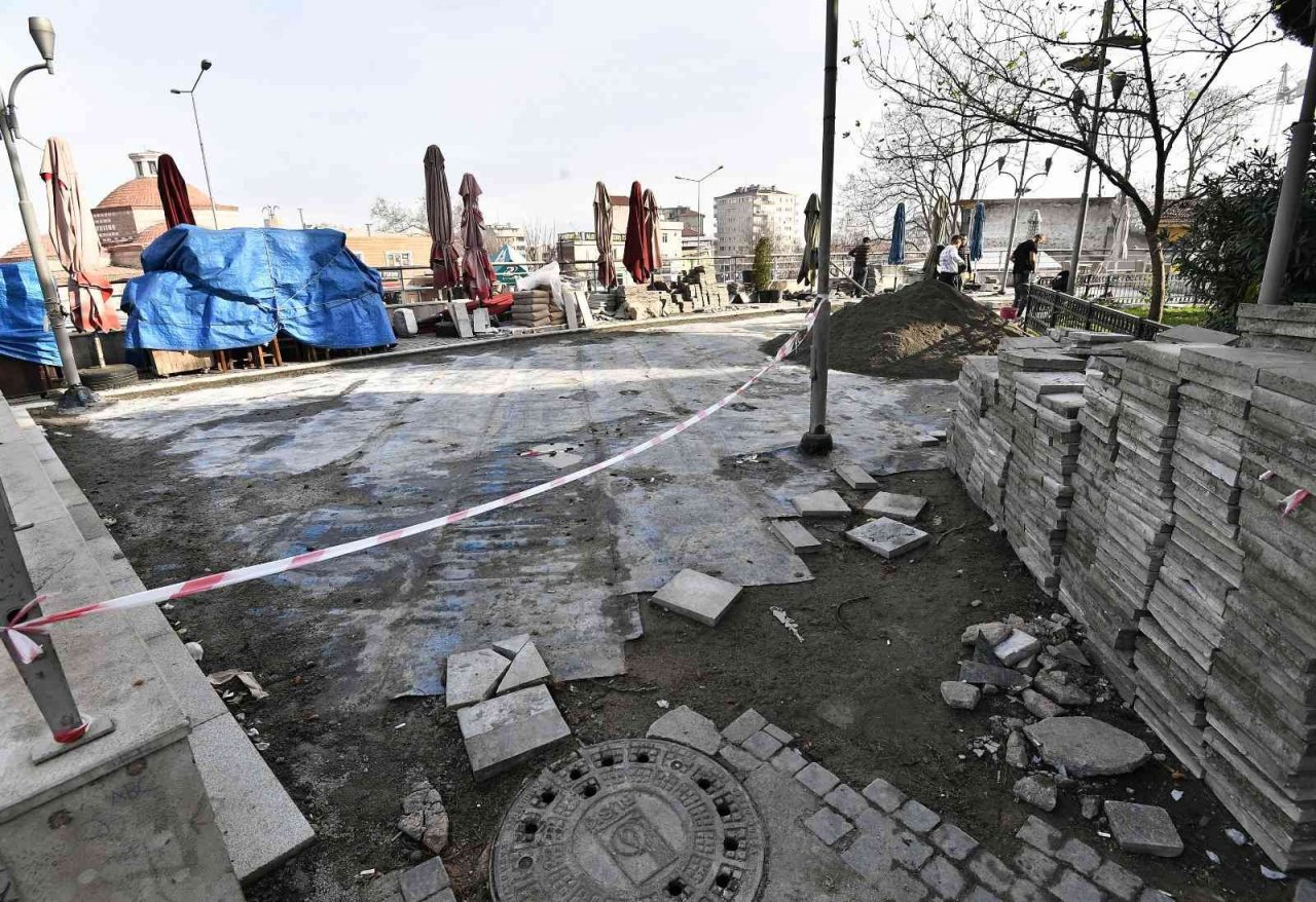 Abdal Camii çevresinde zemin yenileniyor