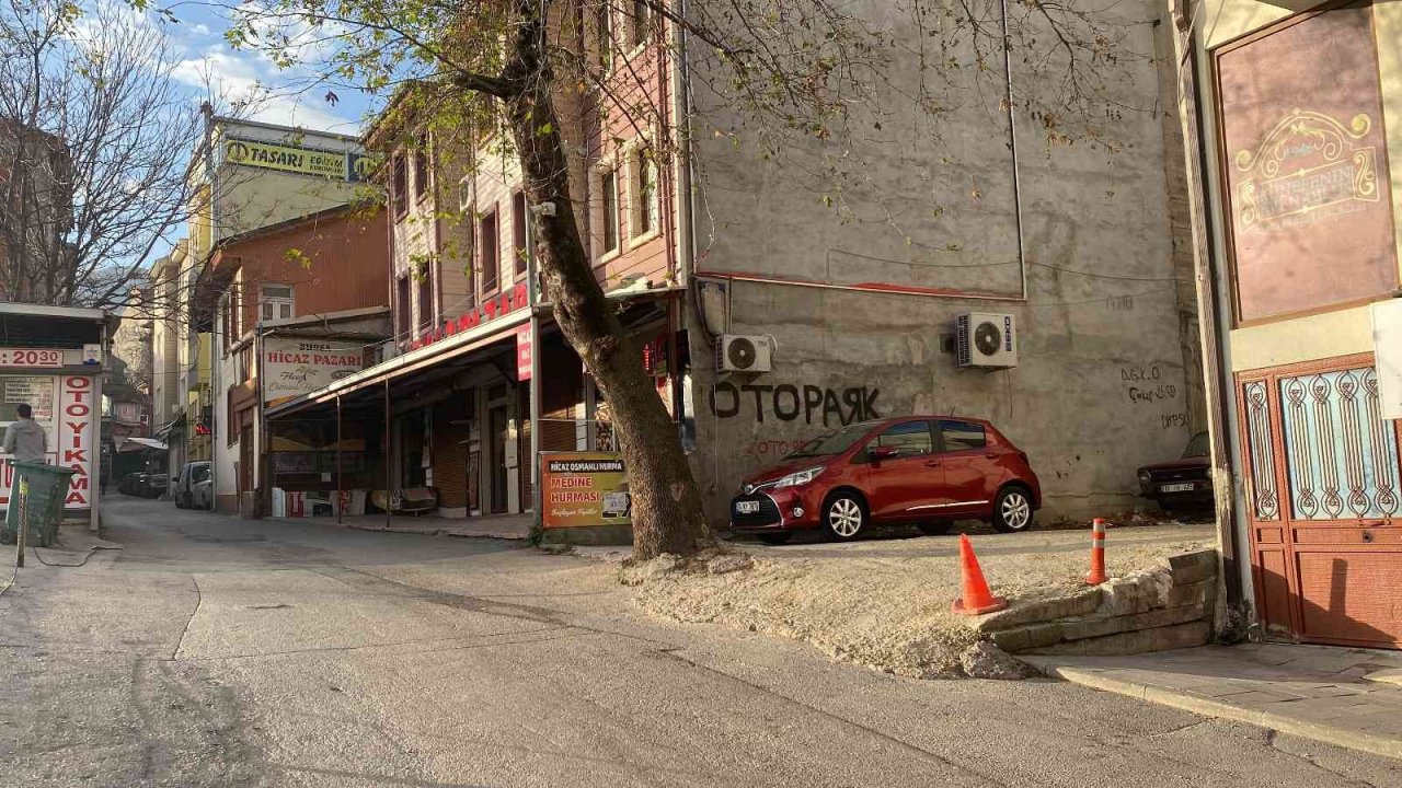 Cipin yaşlı kadına çarparak altına alma anı kameralarda