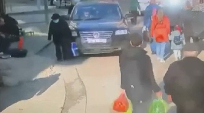 Cipin yaşlı kadına çarparak altına alma anı kameralarda