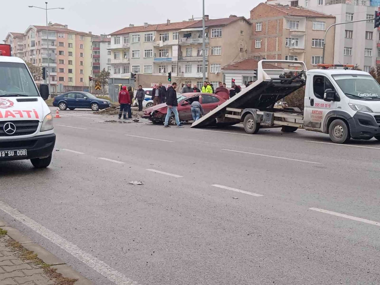 Minibüsle otomobil kavşakta çarpıştı, kaza anı kameraya yansıdı