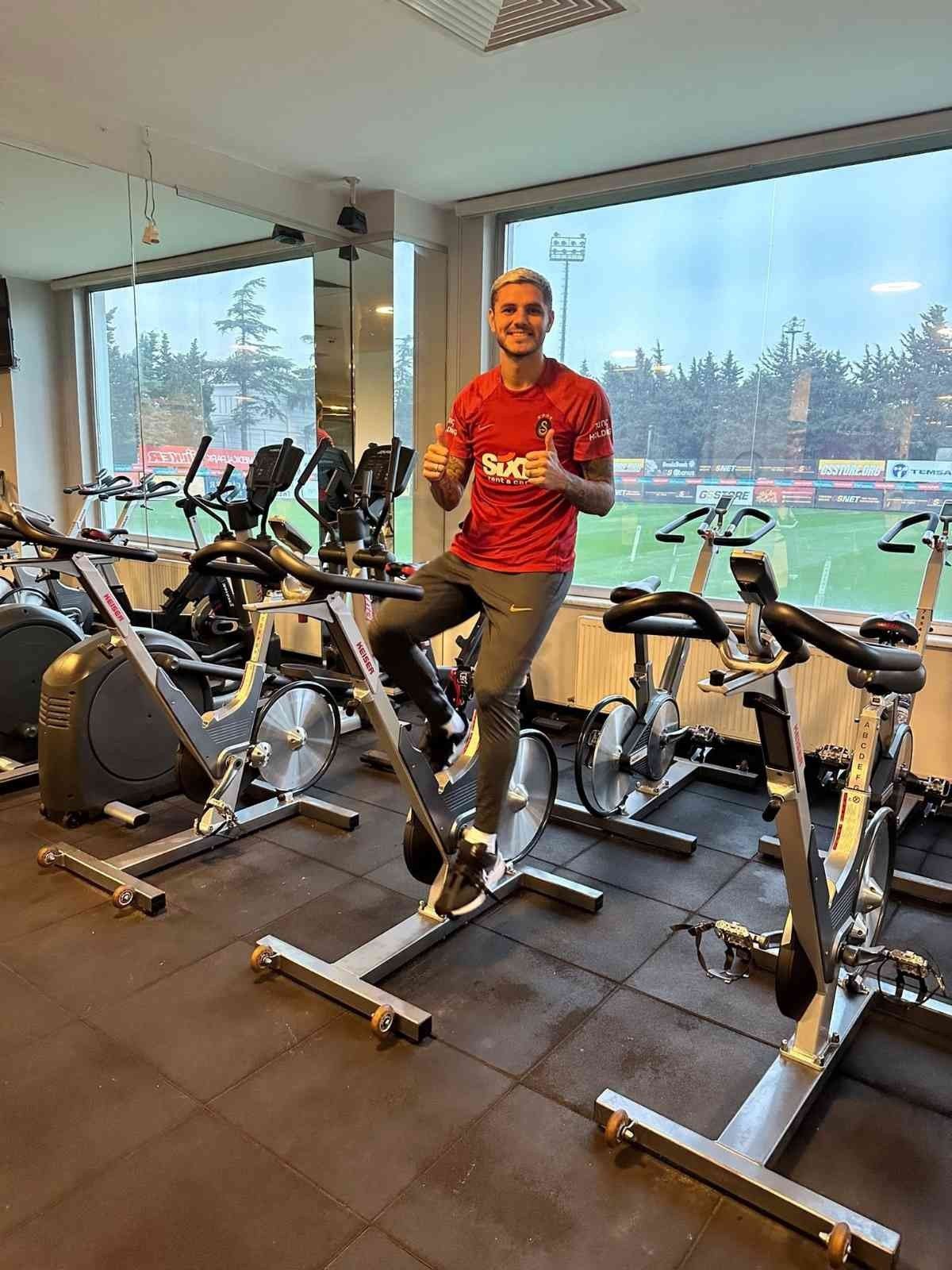 Mauro Icardi, Florya’da fizyoterapistler eşliğinde çalışmalarına devam ediyor