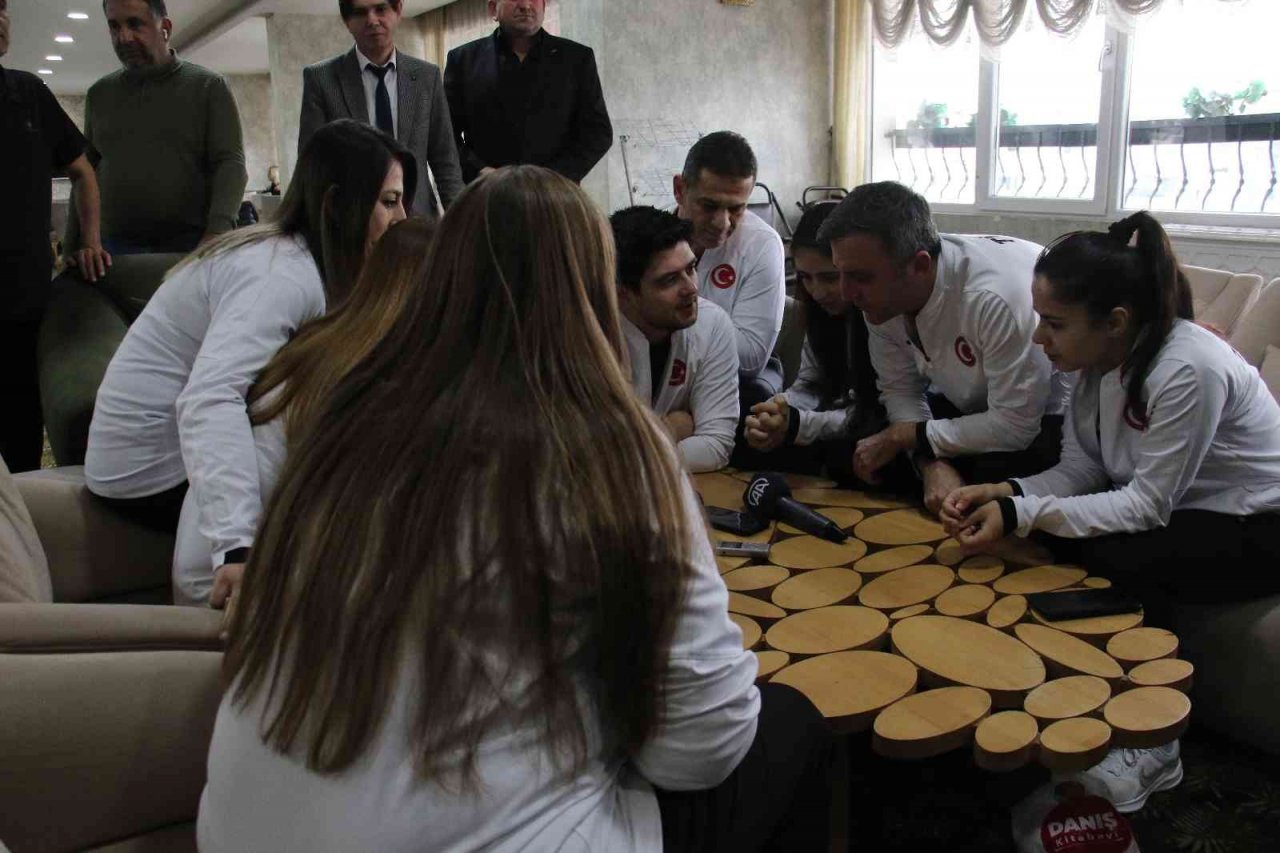 Bakan Kasapoğlu, Golbol Kadın Milli Takımı’nı tebrik etti