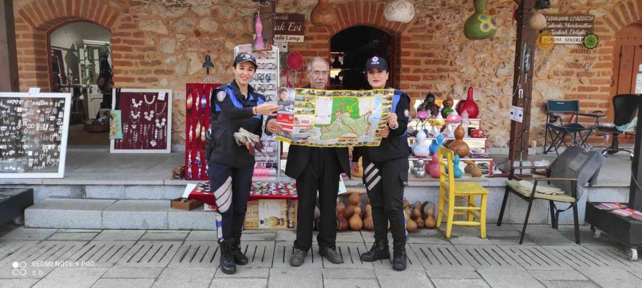 Alanya’da turistler broşürlerle bilgilendiriliyor