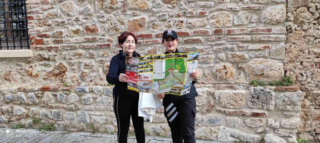 Alanya’da turistler broşürlerle bilgilendiriliyor