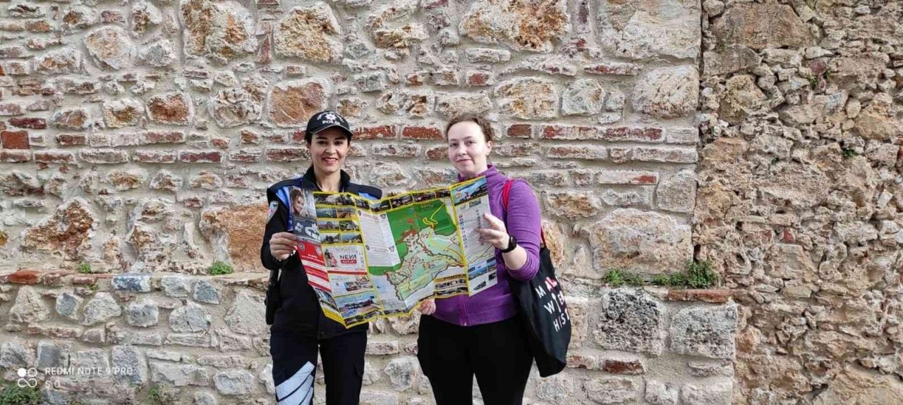 Alanya’da turistler broşürlerle bilgilendiriliyor