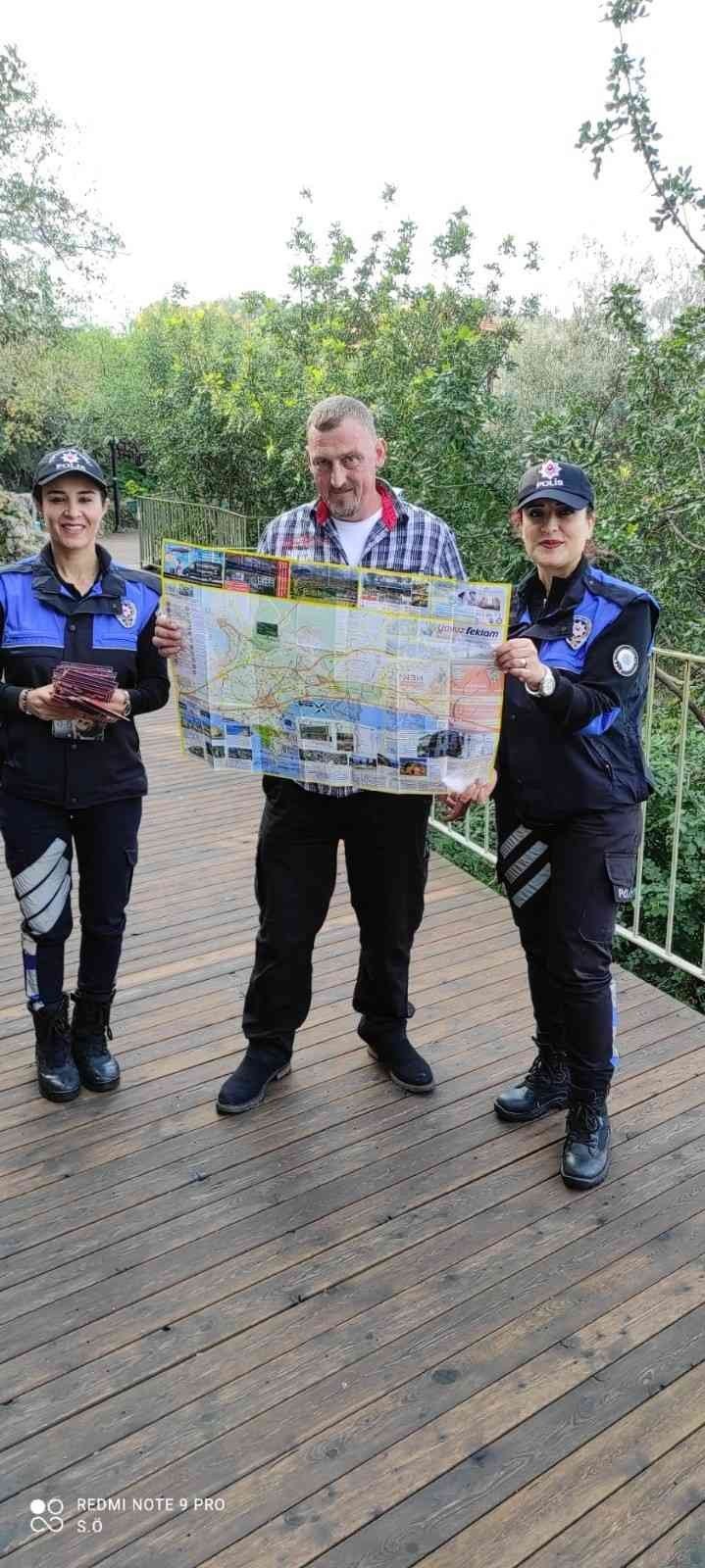 Alanya’da turistler broşürlerle bilgilendiriliyor