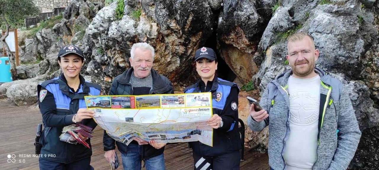 Alanya’da turistler broşürlerle bilgilendiriliyor