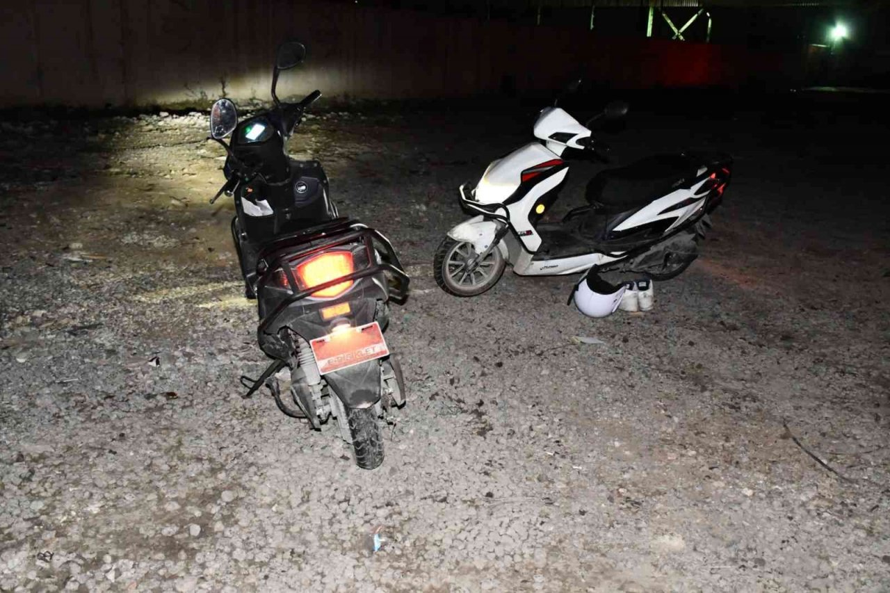 Hatay’da kayganlaşan yolda elektrikli bisiklet devrildi: 2 yaralı