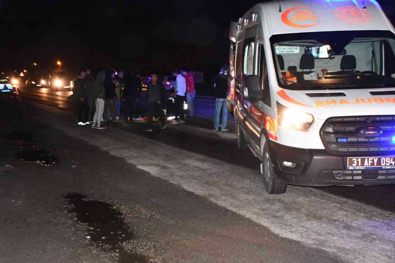 Hatay’da kayganlaşan yolda elektrikli bisiklet devrildi: 2 yaralı