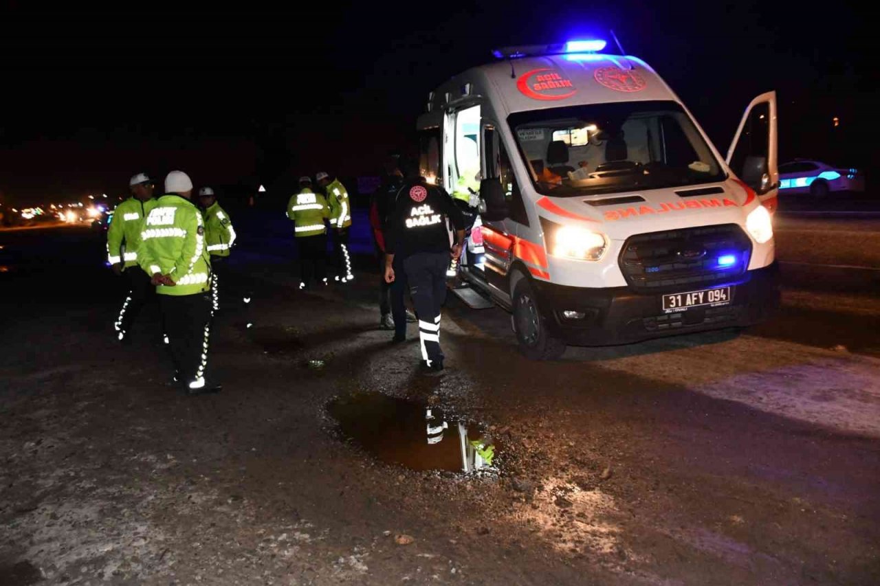 Hatay’da kayganlaşan yolda elektrikli bisiklet devrildi: 2 yaralı