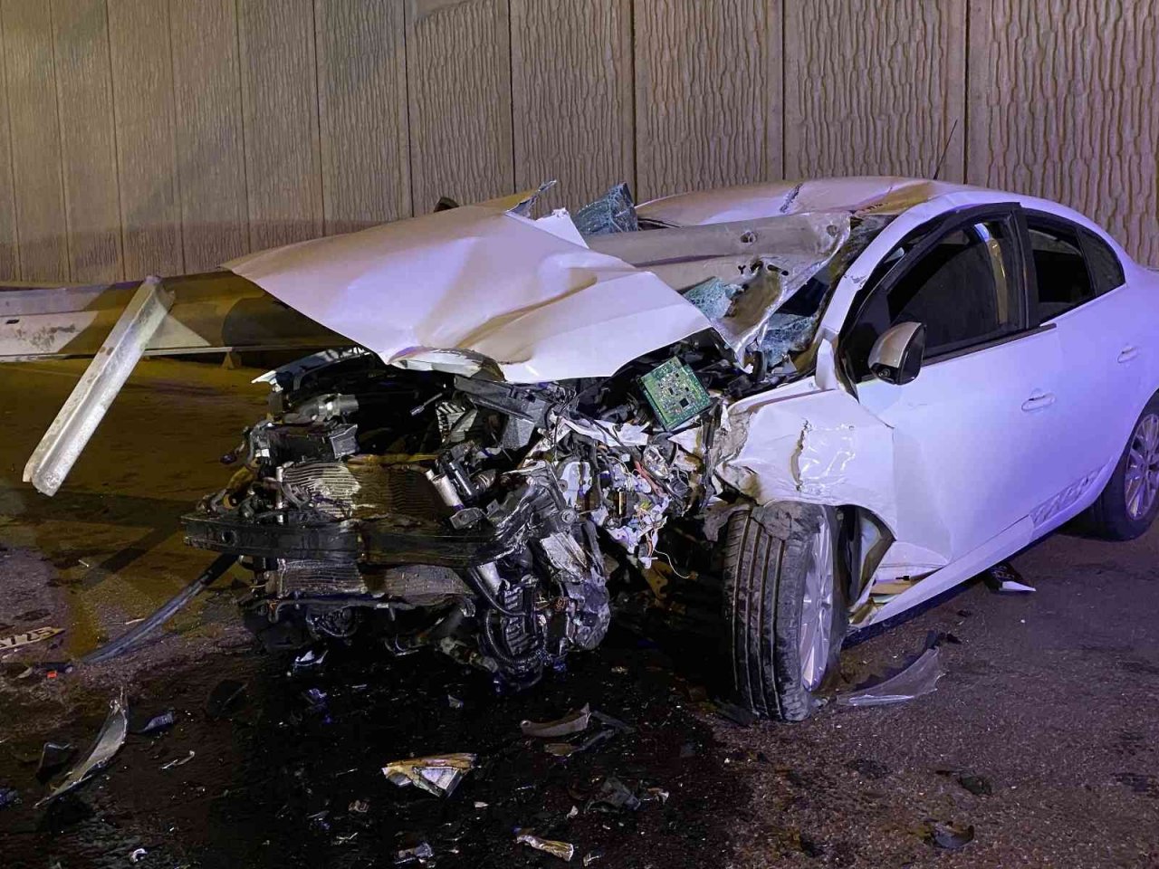 Kadıköy’de otomobil bariyerlere ok gibi saplandı