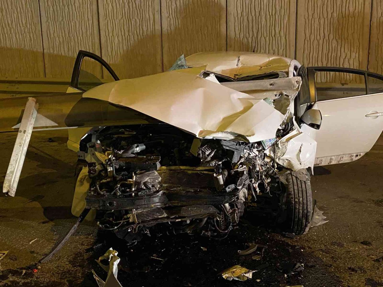 Kadıköy’de otomobil bariyerlere ok gibi saplandı